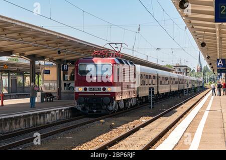 Elektrische Lokomotive 243 005-6 und komfortabler Mitteleingang und Seitengang der ehemaligen Deutschen Reichsbahn in Berlin-Lichtenberg. Stockfoto