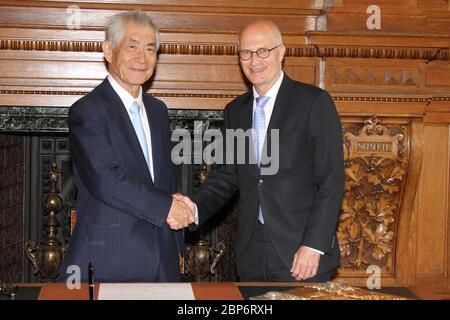 Nobelpreisträger Prof. Tasuku Honjo,Peter Tschentscher,Beitrag im Goldenen Buch der Stadt Hamburg von Prof. Tasuku Honjo,Rathaus Hamburg,04.07.2019 Stockfoto