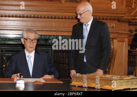 Nobelpreisträger Prof. Tasuku Honjo,Peter Tschentscher,Beitrag im Goldenen Buch der Stadt Hamburg von Prof. Tasuku Honjo,Rathaus Hamburg,04.07.2019 Stockfoto