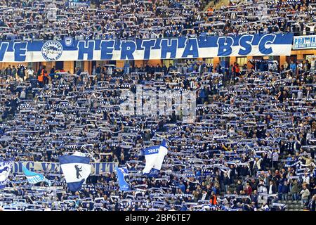 Berlin, Deutschland - 20. September 2017: Fantribunen des Olympiastadions in Berlin (Olympiastadion) überfüllten sich mit Hertha BSC Berlin Ultras, die während des Bundesligaspiels gegen Bayer 04 Leverkusen zu sehen waren Stockfoto