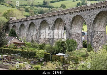 Das Knucklas Viaduct, erbaut 1865, führt die Eisenbahnlinie im Herzen von Wales über das Dorf Knucklas (an der walisischen Grenze bei Knighton, Powys, Großbritannien). Stockfoto