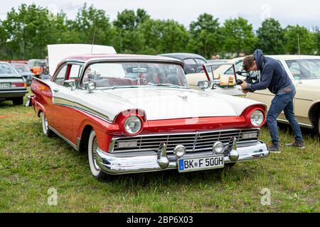 PAARE im GLIEN, DEUTSCHLAND - 08. JUNI 2019: Vollformat Ford Fairlane 500, 1957. Die Oldtimer Show 2019. Stockfoto