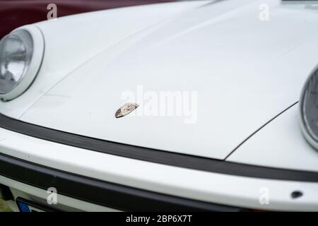 PAARE im GLIEN, DEUTSCHLAND - 08. JUNI 2019: Detail des Sportwagen Porsche 911 Carrera, 1976. Die Oldtimer Show 2019. Stockfoto