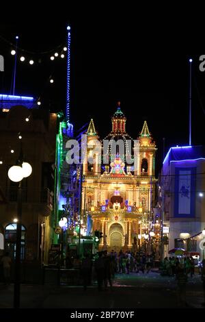 Żabbar Pfarrkirche beleuchtet für die Straße Partei für das Fest der Frau der Grazien zu feiern Stockfoto