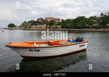 NESSEBAR, Bulgarien - Juni 22, 2019: Holz- Motorboot in die Bucht. Stockfoto