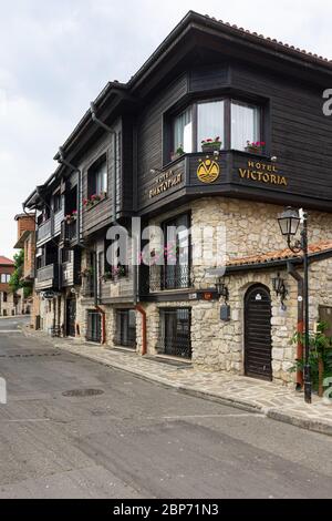 NESSEBAR, BULGARIEN - 22. JUNI 2019: Schöne und schmale Straße mit Restaurants, Cafés und Geschäften der alten Küstenstadt. Verlassene Straßen am frühen Morgen. Stockfoto