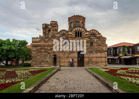 NESSEBAR, Bulgarien - Juni 22, 2019: Ruinen der Kirche von Christus Pantokrator in der Altstadt. Am frühen Morgen. Stockfoto