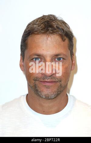 Patrick Bach,Besuch des Schauspielers Patrick Bach als Co-Moderator im 80er Jahre Café des Radiosenders Hamburg 2 in Ottensen,Hamburg,01.08.2019 Stockfoto