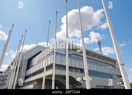 Geschlossenes Kongressgebäude ICC und Fahnenmasten ohne Flaggen in Berlin Stockfoto