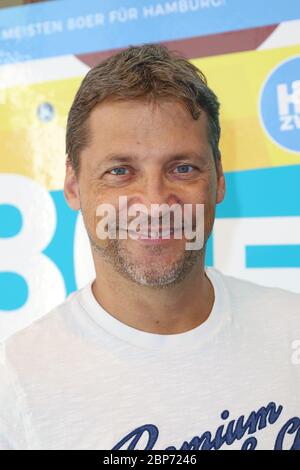 Patrick Bach,Besuch des Schauspielers Patrick Bach als Co-Moderator im 80er Jahre Café des Radiosenders Hamburg 2 in Ottensen,Hamburg,01.08.2019 Stockfoto