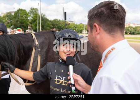 Anne Lehmann gewann in Berlin auf der Trabingstrecke Alt Mariendorf mit Georgies Express am Sonntag den 4.8.2019 den Sieg in Berlin auf der Trabingstrecke Alt Mariendorf mit Georgies Express am Sonntag den 4.8.2019 den Kombipokal. Stockfoto