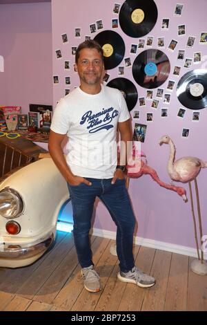 Patrick Bach,Besuch des Schauspielers Patrick Bach als Co-Moderator im 80er Jahre Café des Radiosenders Hamburg 2 in Ottensen,Hamburg,01.08.2019 Stockfoto