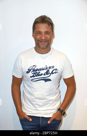 Patrick Bach,Besuch des Schauspielers Patrick Bach als Co-Moderator im 80er Jahre Café des Radiosenders Hamburg 2 in Ottensen,Hamburg,01.08.2019 Stockfoto