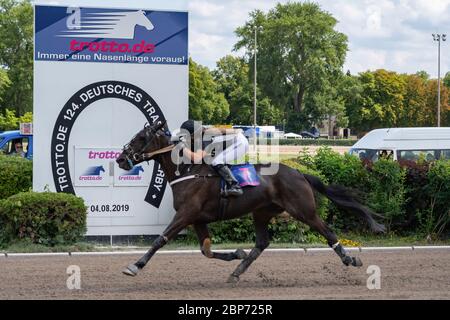 Anne Lehmann gewann in Berlin auf der Trabingstrecke Alt Mariendorf mit Georgies Express am Sonntag den 4.8.2019 den Sieg in Berlin auf der Trabingstrecke Alt Mariendorf mit Georgies Express am Sonntag den 4.8.2019 den Kombipokal. Stockfoto