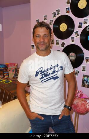 Patrick Bach,Besuch des Schauspielers Patrick Bach als Co-Moderator im 80er Jahre Café des Radiosenders Hamburg 2 in Ottensen,Hamburg,01.08.2019 Stockfoto