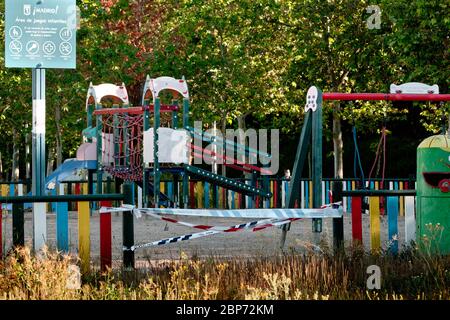 Madrid, Spanien. Mai 2020. Covid-19 in Madrid bleiben die Sportplätze und Spielplätze in Phase 0.5 des Coronavirus geschlossen. Madrid, Madrid, Spanien. Kredit: EnriquePSans / Alamy Live News Stockfoto