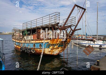 NESSEBAR, Bulgarien - Juni 22, 2019: alte, rostige und verlassenen Schiff 'Nymphe' in der Hafenstadt der antiken Stadt. Stockfoto