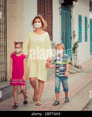 Familie trägt Gesichtsmaske, um Virusinfektionen zu vermeiden. Schutz vor Coronavirus Stockfoto