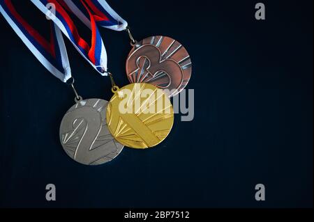 Gold-, Silber- und Bronzemedaille. Medaille auf schwarzem Hintergrund, Sport-Foto, schwarz bearbeiten Raum Stockfoto
