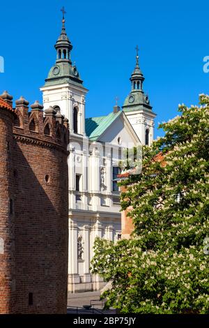 Warschau, Mazovia / Polen - 2020/05/10: Fassade des Paulinischen Ordens Kirche des Heiligen Geistes - kosciol sw. Ducha - in der Freta Straße in der historischen Neustadt Stockfoto