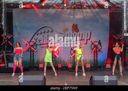 Lichtblick ( Lisa Aberer, Anna Hirschmann, Louiza Moorbeck, Rebecca Schelhorn ) im Schlager Olymp 2019 in Berlin - präsentiert von Radio Paloma im Berliner Freizeit- und Erholungspark LÃ¼bars. Stockfoto