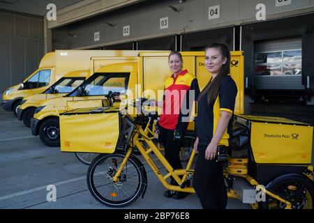 Fototermin '10.000ster StreetScooter bei Deutsche Post DHL Group' in Köln Stockfoto