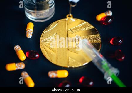 Goldmedaille, Spritze und Medizin Flasche für Injektion. Doping im Sport, schwarz bearbeiten Raum Stockfoto