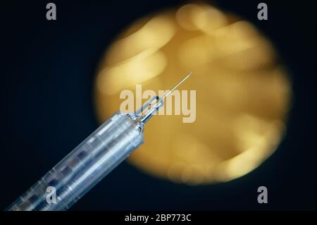 Goldmedaille und Spritze. Doping und Drogen im Sport, Konzeptfoto. Schwarzer Hintergrund Stockfoto