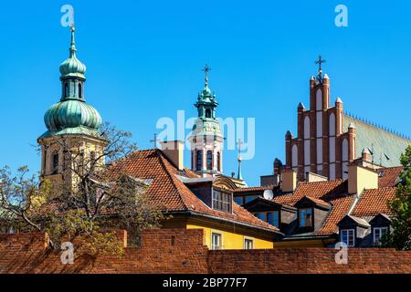 Warschau, Mazovia / Polen - 2020/05/10: Panoramablick auf die St. Martins-Kirche - kosciol SW. Marcina - und St. John's Cathedral über Starowka Altstadt Stockfoto
