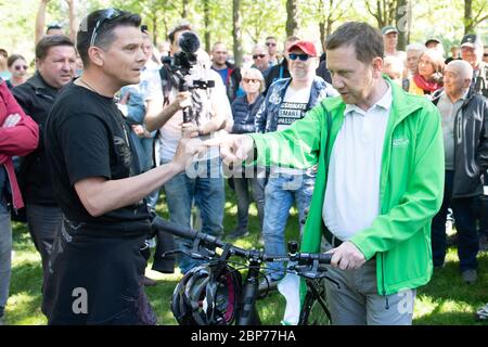 16. Mai 2020, Sachsen, Dresden: Michael Kretschmer (CDU, r), Ministerpräsident von Sachsen, spricht im Großen Garten mit Verfechtern von Verschwörungstheorien zur Koronakrise. Foto: Sebastian Kahnert/dpa-Zentralbild/dpa Stockfoto