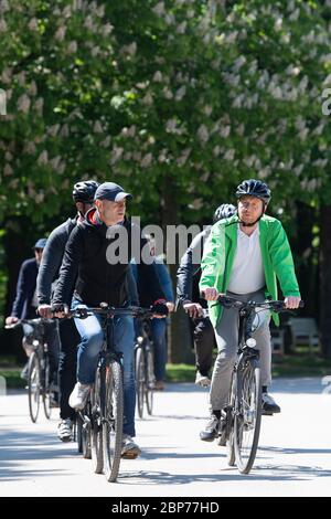 16. Mai 2020, Sachsen, Dresden: Michael Kretschmer (CDU, R), Ministerpräsident von Sachsen, und Ralph Schreiber, Pressesprecher, fahren im Großen Garten Fahrrad. Kretschmer verteidigte politische Entscheidungen bei der Kundgebung und forderte gleichzeitig Respekt für abweichende Meinungen. Foto: Sebastian Kahnert/dpa-Zentralbild/dpa Stockfoto
