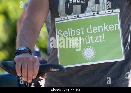 16. Mai 2020, Sachsen, Dresden: Ein Teilnehmer an einer Kundgebung von Anhängern von Verschwörungstheorien zur Corona-Krise trägt im Großen Garten ein Schild mit der Aufschrift "Denken für sich selbst schützt". Sachsens Ministerpräsident Kretschmer verteidigte bei der Kundgebung politische Entscheidungen und forderte gleichzeitig Respekt für abweichende Meinungen. Foto: Sebastian Kahnert/dpa-Zentralbild/dpa Stockfoto