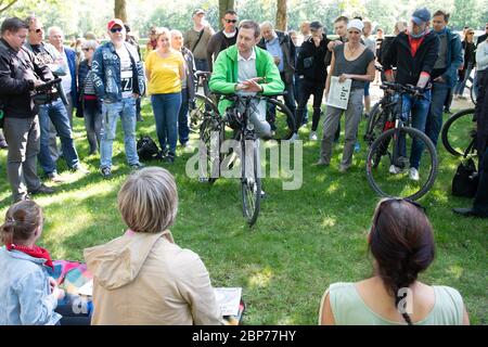 16. Mai 2020, Sachsen, Dresden: Michael Kretschmer (CDU, M), Ministerpräsident von Sachsen, spricht im Großen Garten mit Verfechtern von Verschwörungstheorien zur Koronakrise. Foto: Sebastian Kahnert/dpa-Zentralbild/dpa Stockfoto