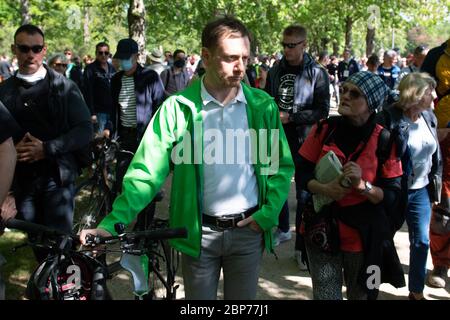 16. Mai 2020, Sachsen, Dresden: Der sächsische Ministerpräsident Michael Kretschmer (CDU, l) spricht im Großen Garten mit Befürwortern von Verschwörungstheorien zur Koronakrise. Foto: Sebastian Kahnert/dpa-Zentralbild/dpa Stockfoto
