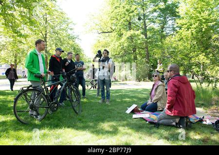 16. Mai 2020, Sachsen, Dresden: Der sächsische Ministerpräsident Michael Kretschmer (CDU, l) spricht im Großen Garten mit Befürwortern von Verschwörungstheorien zur Koronakrise. Foto: Sebastian Kahnert/dpa-Zentralbild/dpa Stockfoto