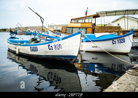 SOZOPOL, Bulgarien - Juni 28, 2019: Fischerboote am Seehafen an der Pier. Stockfoto