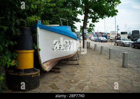 SOZOPOL, Bulgarien - Juni 28, 2019: Ein altes Fischerboot am Ufer im Seaport. Stockfoto