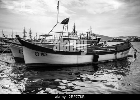 SOZOPOL, Bulgarien - Juni 28, 2019: Fischerboote am Seehafen an der Pier. Schwarz und Weiß. Stockfoto