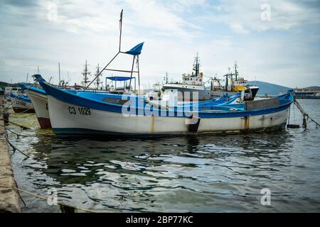 SOZOPOL, Bulgarien - Juni 28, 2019: Fischerboote am Seehafen an der Pier. Stockfoto