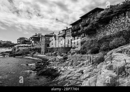 SOZOPOL, BULGARIEN - 28. JUNI 2019: Blick auf die Küste und die Überreste der Festungsmauer von Sozopol in der alten Küstenstadt an der südlichen bulgarischen Schwarzmeerküste. Schwarz und Weiß. Stockfoto