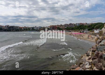 SOZOPOL, Bulgarien - Juni 28, 2019: Blick auf die Stadt und den Strand von Sozopol in der alten Stadt am Meer an der südlichen bulgarischen Schwarzmeerküste. Stockfoto