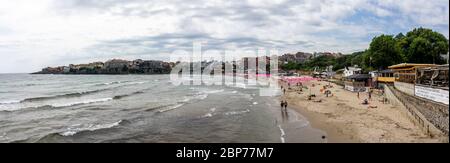 SOZOPOL, BULGARIEN - 28. JUNI 2019: Panoramablick auf die Stadt und den Strand von Sozopol in der alten Küstenstadt an der südlichen bulgarischen Schwarzmeerküste. Stockfoto