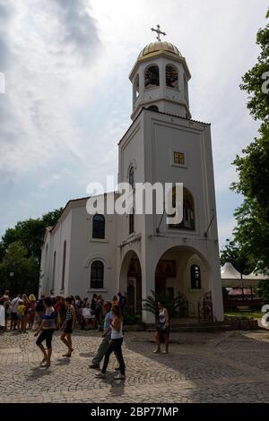 SOZOPOL, Bulgarien - Juni 28, 2019: Kirche St. Kyrill und St. Methodius von einer alten Stadt am Meer an der südlichen bulgarischen Schwarzmeerküste. Stockfoto