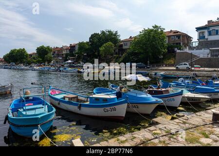 SOZOPOL, Bulgarien - Juni 28, 2019: Fischerboote am Seehafen an der Pier. Stockfoto