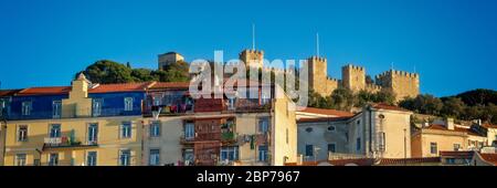 Panorama des Hügelviertels Castelo und des mittelalterlichen Schlosses São Jorge in Lissabon, Portugal Stockfoto