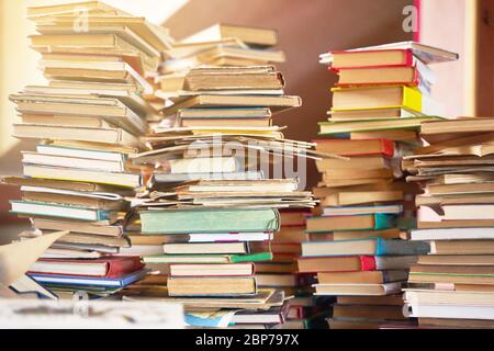 Haufen alter Bücher auf dem Tisch Stockfoto