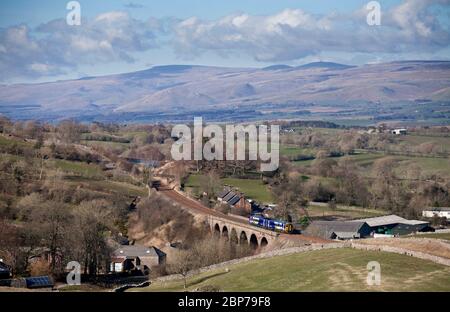 Northern Rail Klasse 158 Zug in der Landschaft vorbei an Crosby Garrett Viadukt auf der landschaftlich schönen Settle Carlisle Bahn Stockfoto