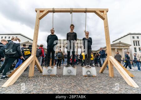 Am Brandenburger Tor - Pariser Platz - in Berlin demonstrieren Schülerinnen und Schüler freitags mit Protestplakaten für den zukünftigen Klimastreik. Stockfoto
