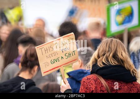 Am Brandenburger Tor - Pariser Platz - in Berlin demonstrieren Schülerinnen und Schüler freitags mit Protestplakaten für den zukünftigen Klimastreik. Stockfoto