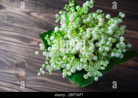 Maiglöckchen Blumen, auf Holzhintergrund. Selektiver Fokus Stockfoto